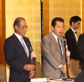 2014102903 午餐会では、「乾杯」の音頭を取らせていただきました。