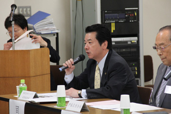 20150624001 「総会の司会進行をする弊社代表」写真提供: 日本赤十字社 東京都支部